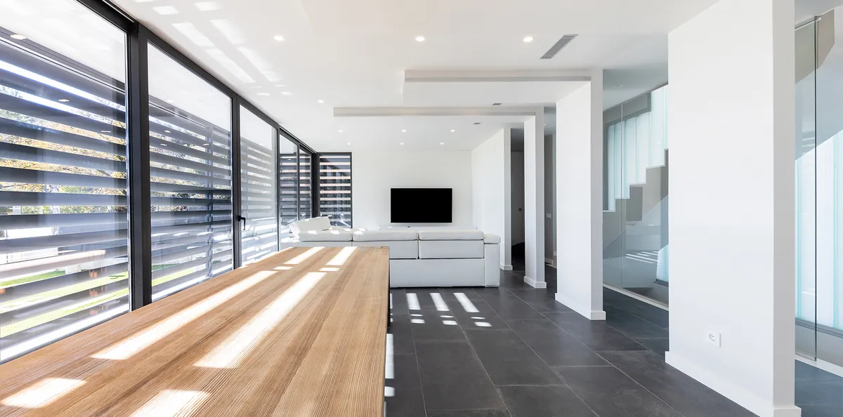 Planta baja diáfana con salón, comedor y cerramientos de lamas