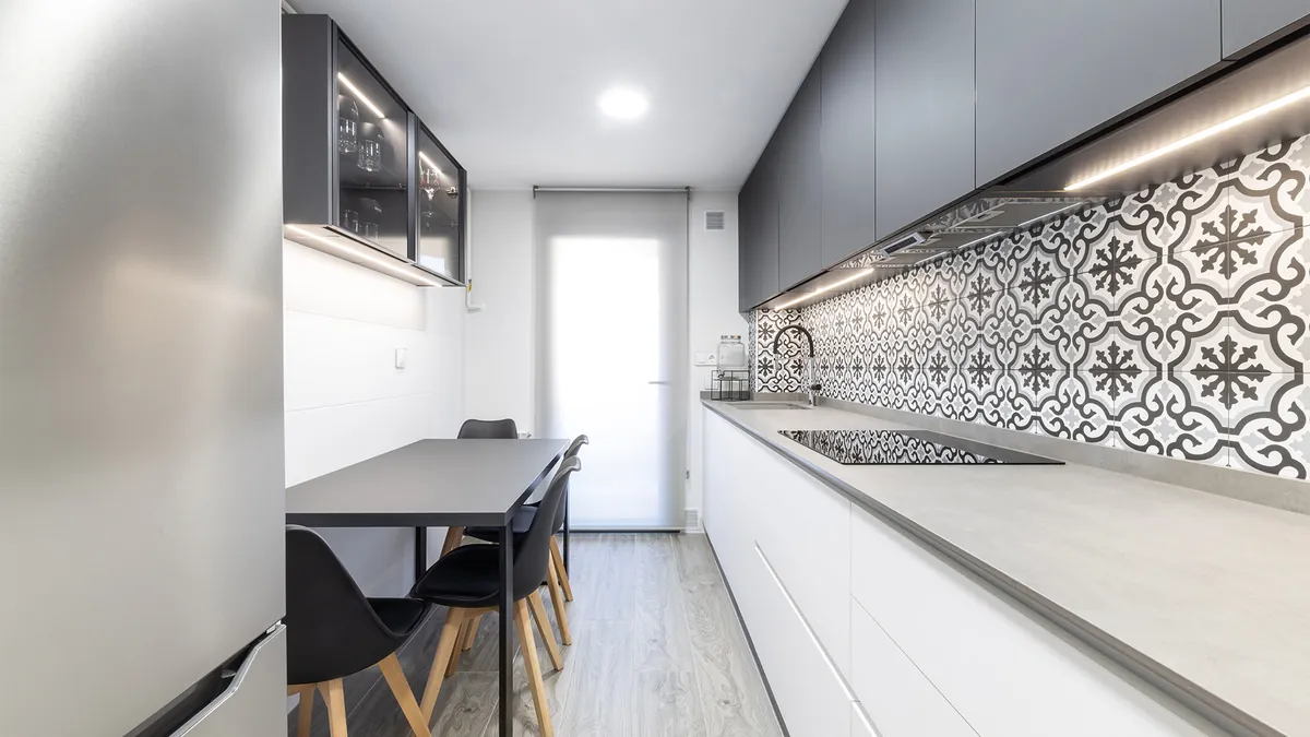 Cocina con frontal de azulejo hidráulico en blanco y negro