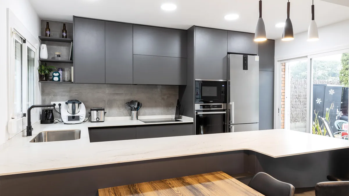 Cocina en gris oscuro y blanco con encimera de madera