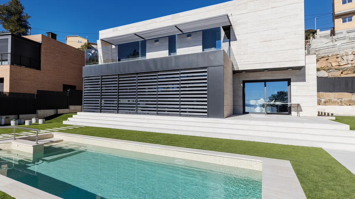 Vivienda unifamiliar con piscina y jardín tras la reforma