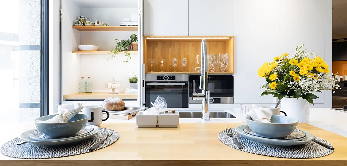 Exposición de cocinas y materiales en el showroom de QR Interiorisme